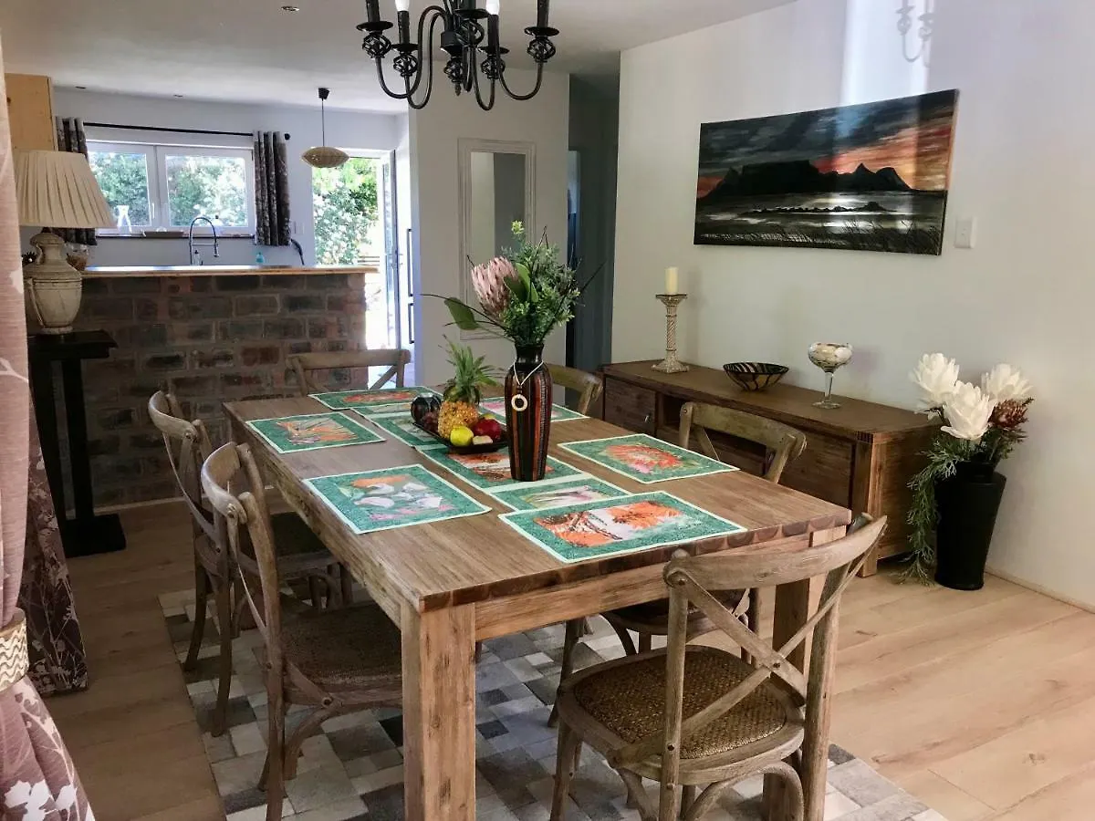 African Holiday Home In Table View Ciudad del Cabo